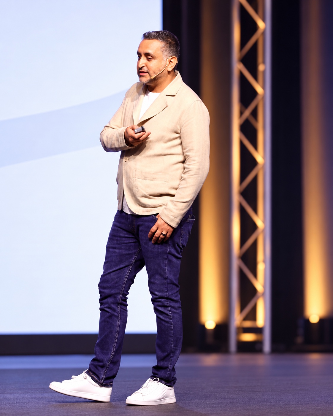 Ghassan Lababidi presenting on stage
